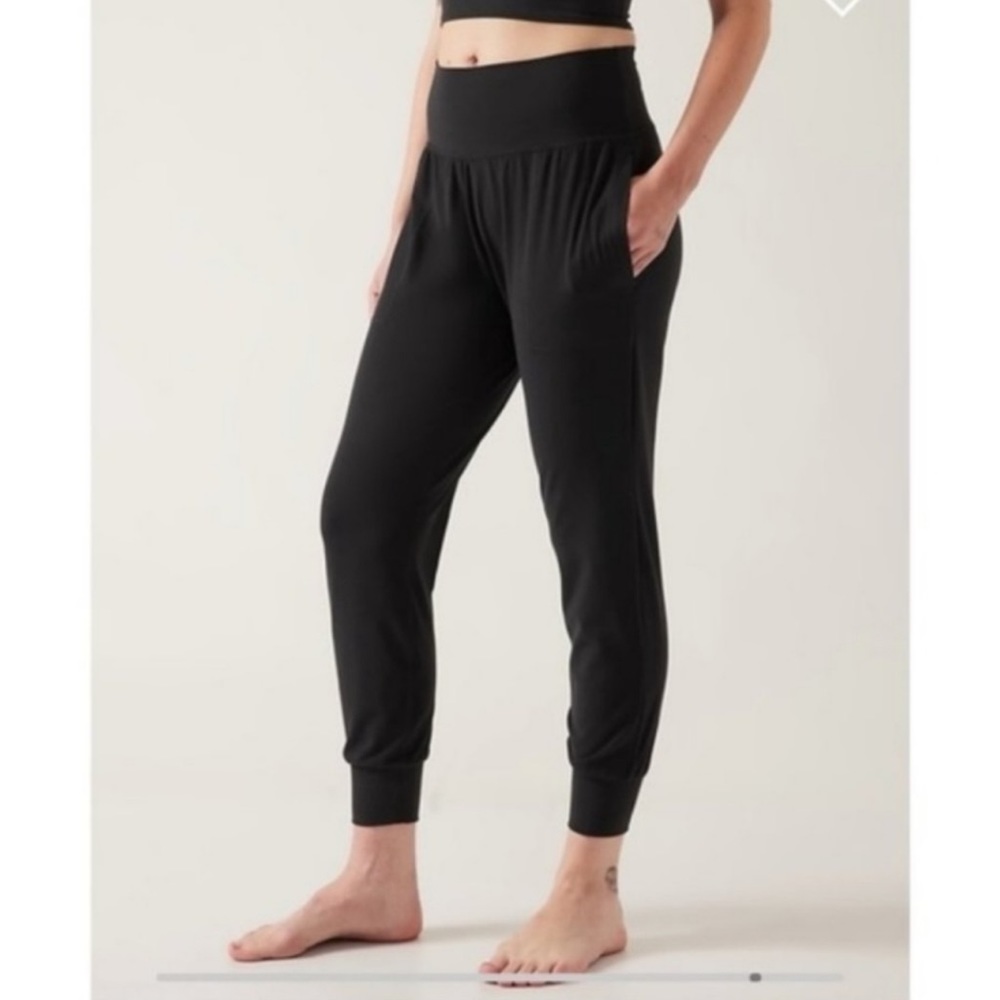 Athlete Salutation Jogger In Power-vita Size S